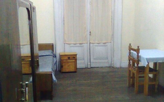 Alquilo Habitación Individual Grande C/balcón A La Calle. Para Hombre Solo.