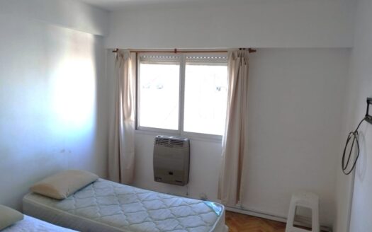 Abasto – 2 Amb. al frente, piso alto, vista NNE – Libre