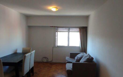 Abasto – 2 Amb. al frente, piso alto, vista NNE – Libre