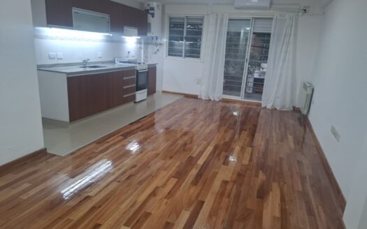 Dueño alquila excelente Semipiso con amplio patio.