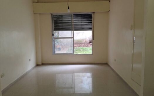 Dpto 3 amb con 4 cuartos, 2 baños, piso de porcelanato y expensas bajas
