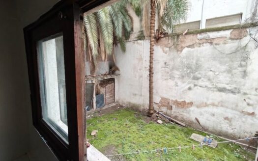 Dpto 3 amb con 4 cuartos, 2 baños, piso de porcelanato y expensas bajas