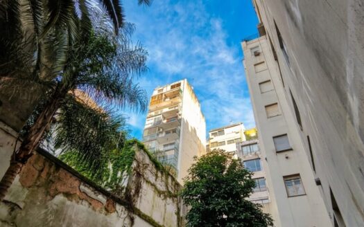 Dpto 3 amb con 4 cuartos, 2 baños, piso de porcelanato y expensas bajas