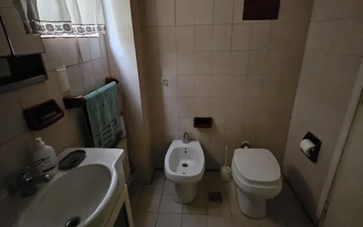 Departamento 4 Ambientes Al Frente Muy Luminoso Con Balcón , Baño Y Toilette