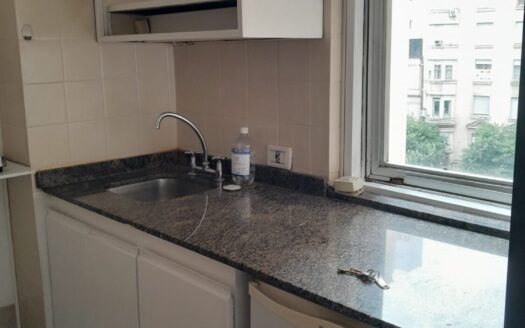 Monoambiente de 36 m2 – Av. Santa Fe  1126   – 4to. 423  y Cerrito –  Contra-frente a Pulmón de Manzana muy luminoso – Cocina separada – Baño muy cómodo