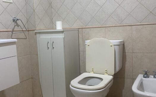 Dueño alquila PH de dos ambientes en primer piso por escalera. Excelente ubicación. Ambientes muy luminosos.